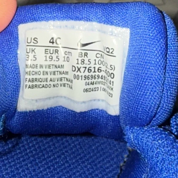 Nike size 4 youth / toddler shoes, kids, blue - Picture 3 of 3